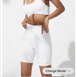 Alo yoga 7" High-Waist Biker Short in white. size S